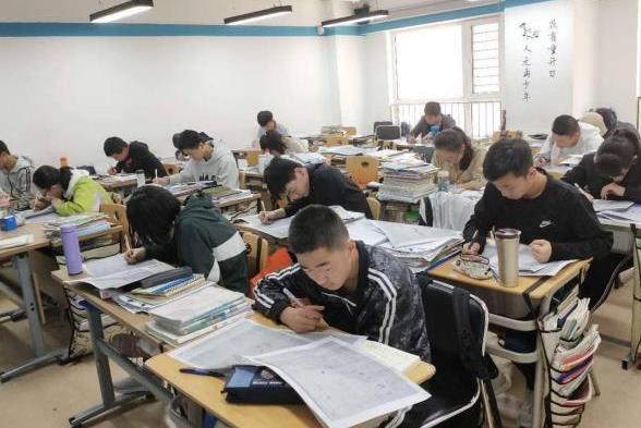 网传“中考禁止复读，落榜生只能念技校”是谣言，官方辟谣并提醒关注自费留学中介服务